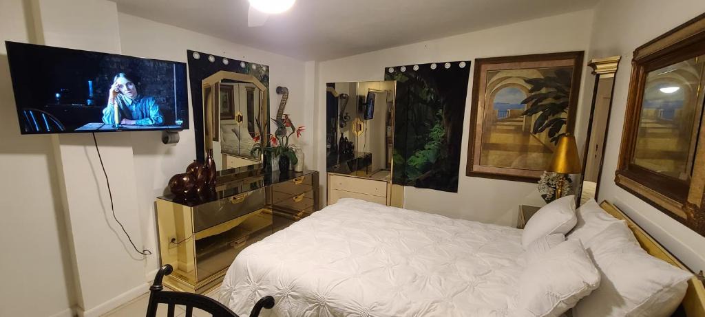 Palm Springs House | Lake Worth Studio-B Suite 5 miles from the Beach