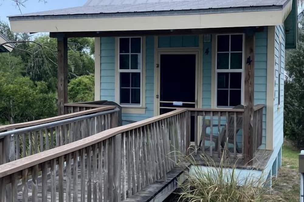 Braden River Cabin | Lakefront Cabin Rental in Bradenton, Florida