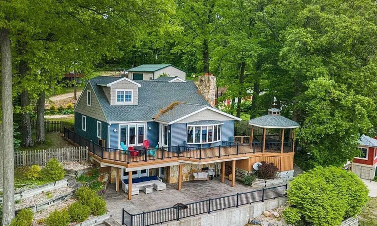 Six Lakes House | Lakefront Charming 3-bedroom house at Six Lakes with AC and Heat