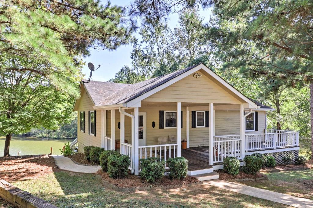 Buckhead House | Lakefront Cottage w/Private Hot Tub!