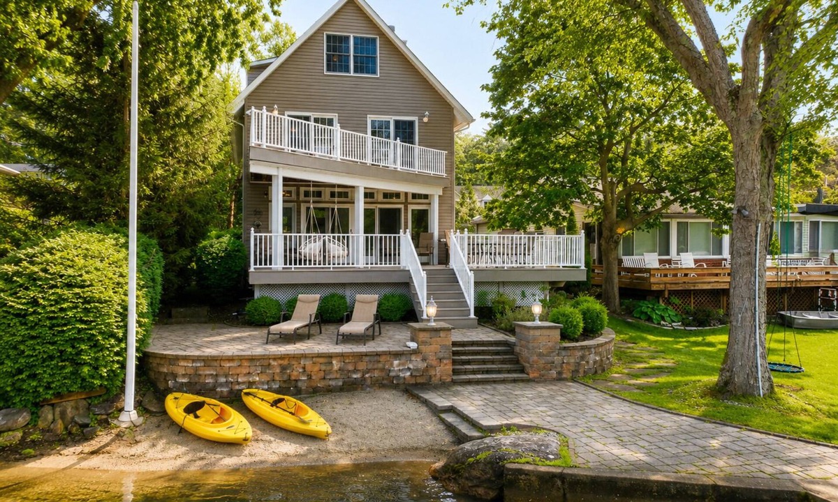 Hewitt House | Lakefront | Dock Kayaks Fire Pit Sleeps 10