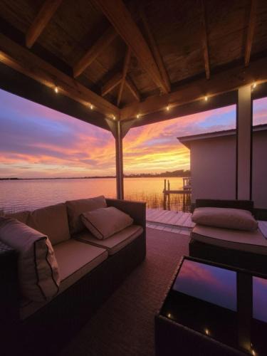 Mount Dora Villa | Lakefront Dora Lake Pool Home Private Dock & Golf Cart