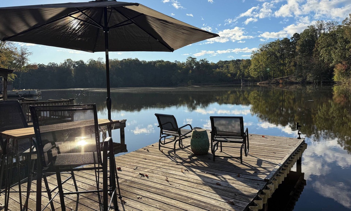 Anderson Cottage | LAKEFRONT HOUSE with Dock, Canoe, FirePit, Hammock and Golf Nearby - PetFriendly