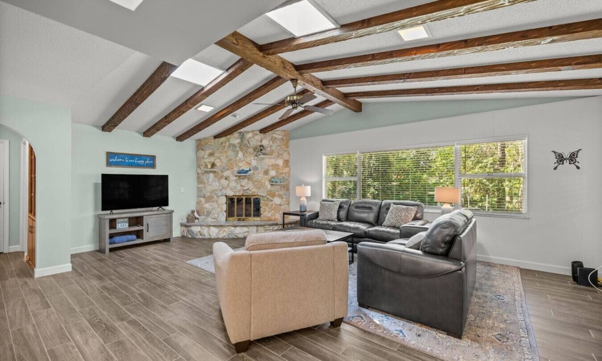 Inverness House | Lakefront Pet Friendly & Dock