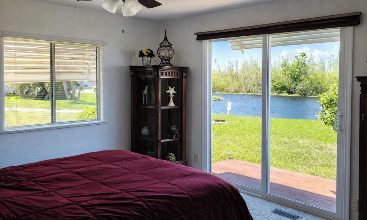 Leesburg House | Lakefront Retreat Patio + Grill Pet Friendly