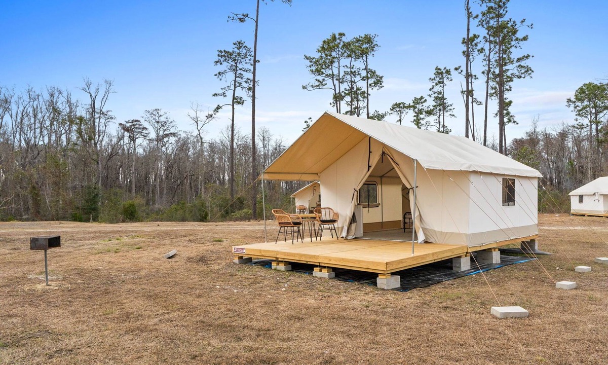 Wewahitchka Cabin | Lakeside Glamping with Free Kayaks & Fishing