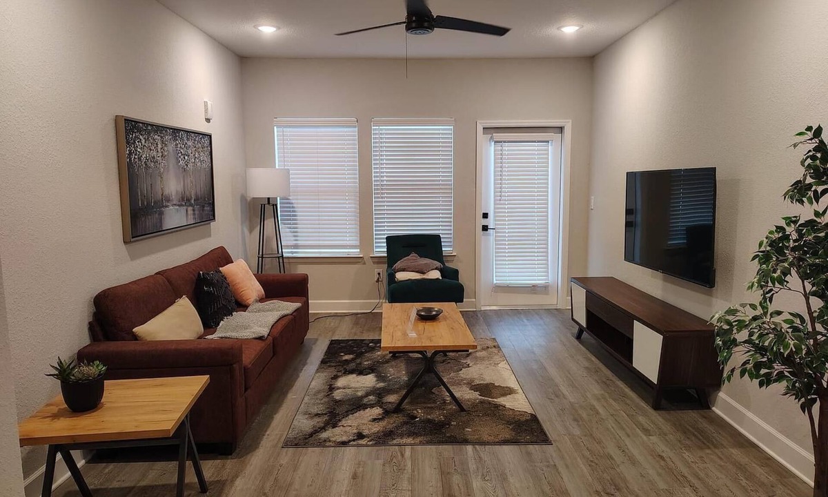 Newberry Apartment | Landing | Chic 2BD, Gym, Pool