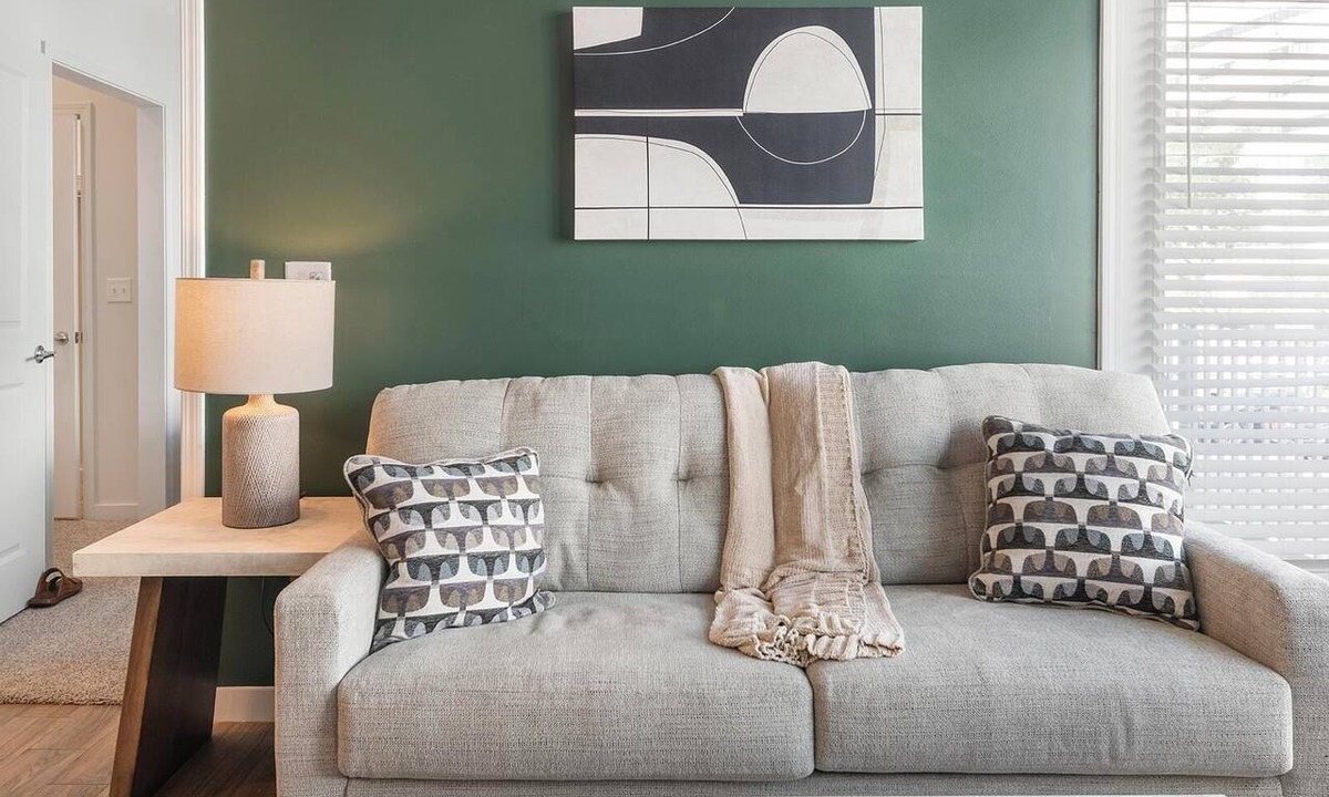 Tarpon Springs Apartment | Landing | Modern 2BD, Clubhouse