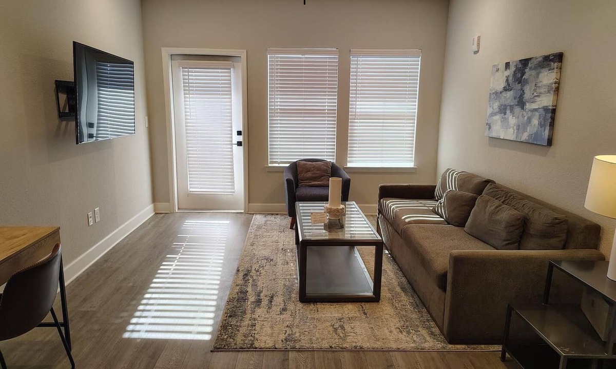 Newberry Apartment | Landing | Spectacular 2BD, Gym, Pool