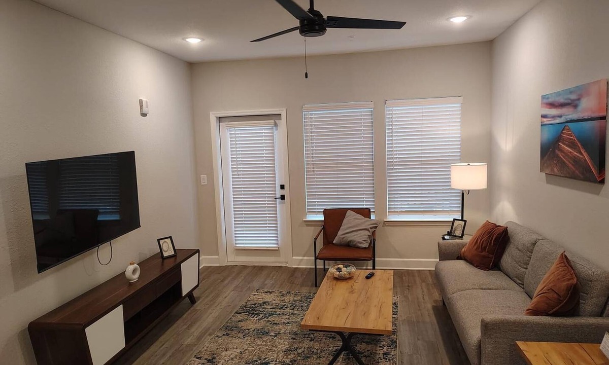 Newberry Apartment | Landing | Stunning 1BD, Gym, Pool