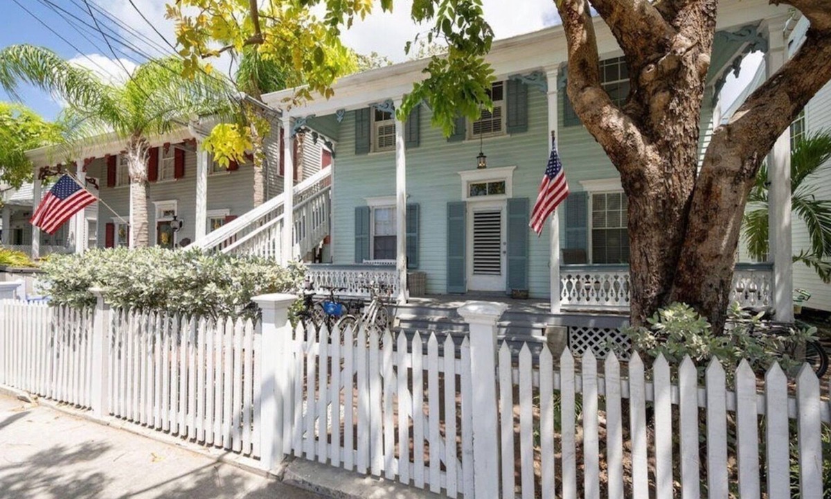 Meadows Condo | Large 1 bedroom condo in the historic area of Key West!
