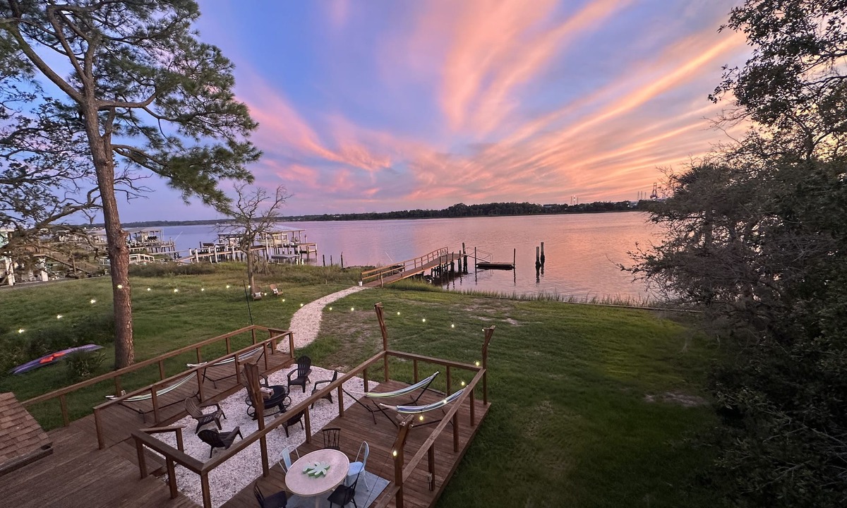 Brown Island House | 🌅LARGE Luxury Riverfront Dock Retreat🎣Peaceful Sunsets & Dolphins🐬SAVE LONG STAY