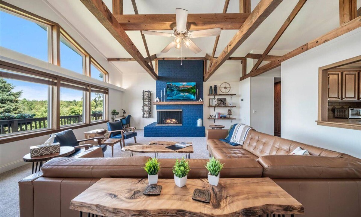 West Branch Cabin | Large Updated Lakefront House on Lake George. Kayaks, games, fire pit, sledding.