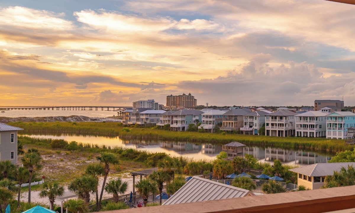 Holiday Isle Condo | LargestPrivateBeachInDestin~Steps2TheBeach~HotTub~Balcony~SummerFun~ SunsetViews