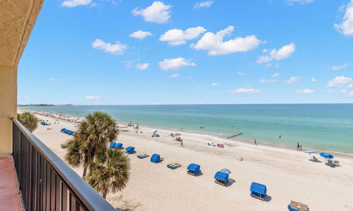 Madeira Beach Condo | Las Brisas 306 by Distinctive Beach Rentals