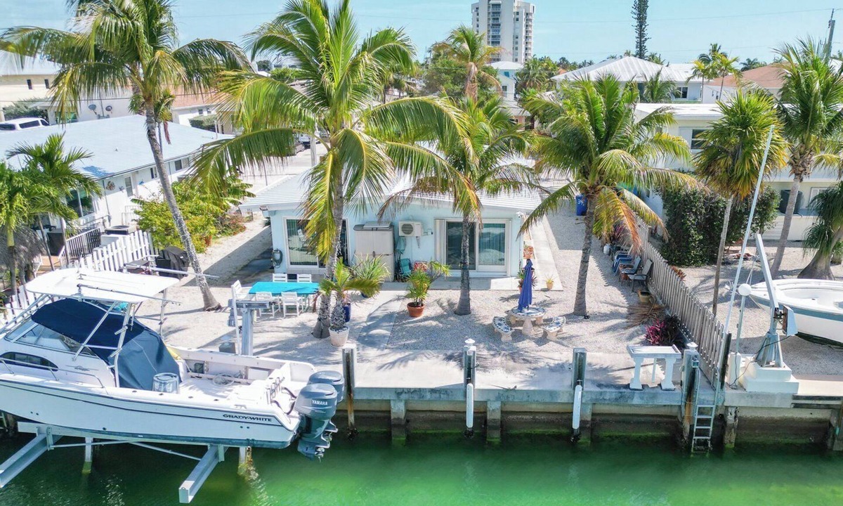 Key Colony Beach House | Lazy Tortuga ground level 2bed/2bath half duplex with dockage & cabana club