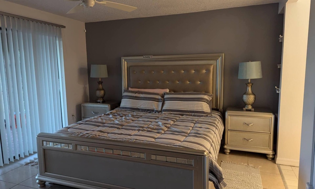 Gulf Gate Estates Apartment | Literally 3 mins from Siesta with its number 1 beaches! Location! Location!