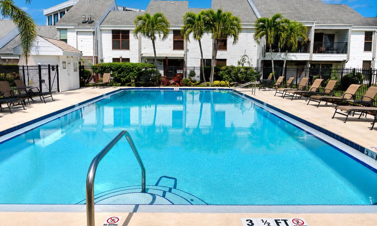 Tarpon Springs Condo | Living at the Palms