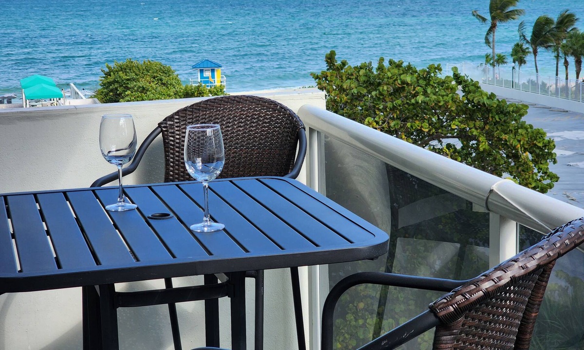 Hollywood South Central Beach Condo | Lovely 2 bed Condo on the Beach