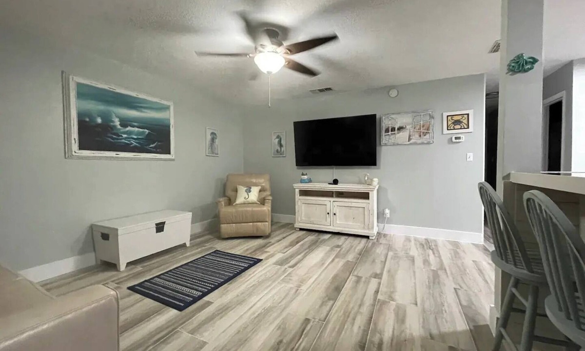 Holiday Isle Condo | Lovely 2 Bedroom condo in Destin + private balcony
