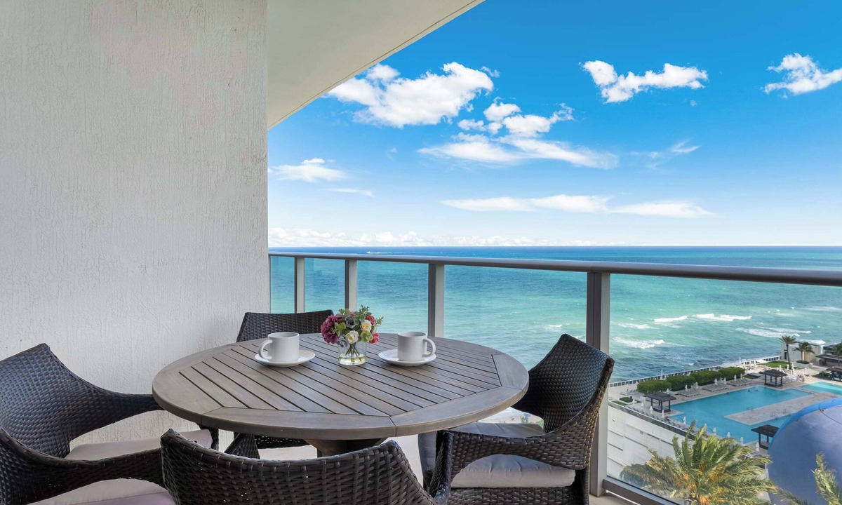 Hollywood South Central Beach Condo | Luxe Stay- Pool, Gym, Oceanfront in Hollywood