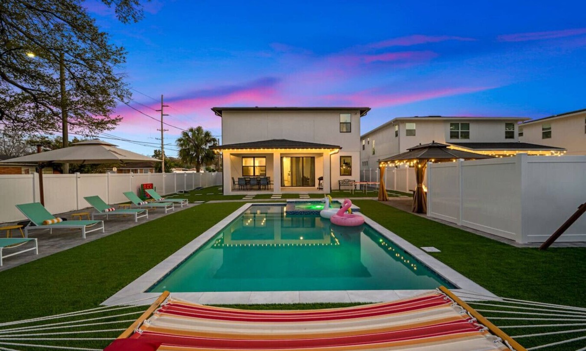 Tampa House | Luxe Villa Pool Spa Fire Pit Games & More!