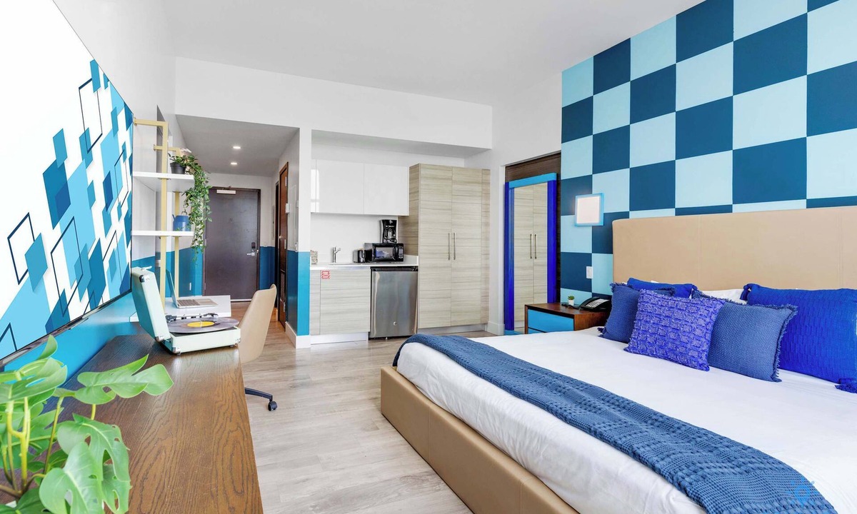 Hollywood Condo | Luxurious Condo & Rooftop Pool