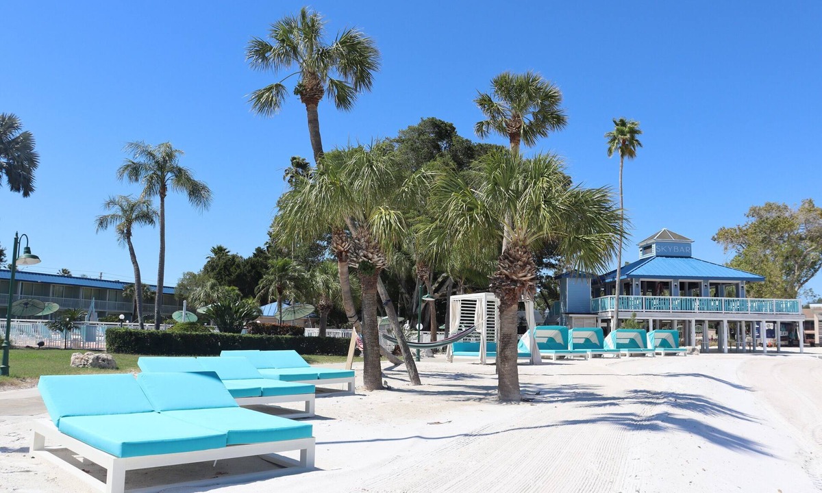 Pinellas Point Hotel | Luxurious Hideaway | Perfect for Relaxation & Adventure Seekers | Pet-Friendly
