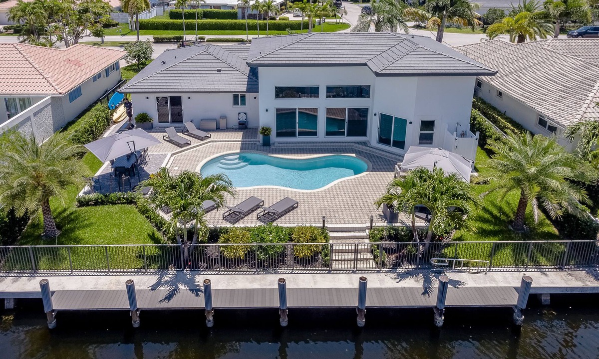 Lake Estates House | Luxurious Living on the Intercoastal