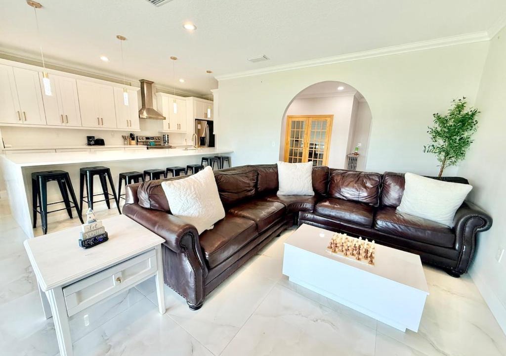 Ruskin House | Luxurious Stunning 4 bedroom 2 plus bath Lake House