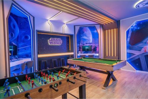 Four Corners House | Luxury 10BR w Pool Theater Windsor Cay
