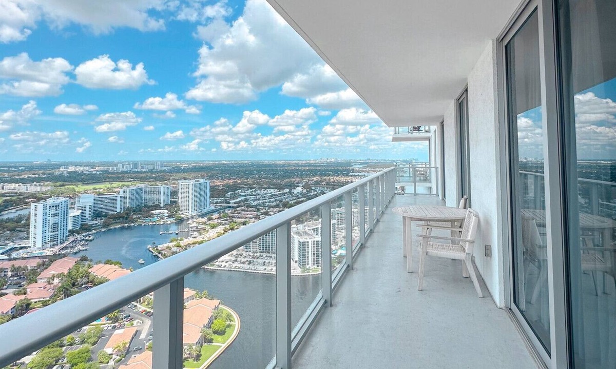 Hollywood South Central Beach Condo | Luxury 3-bedroom with breathtaking view