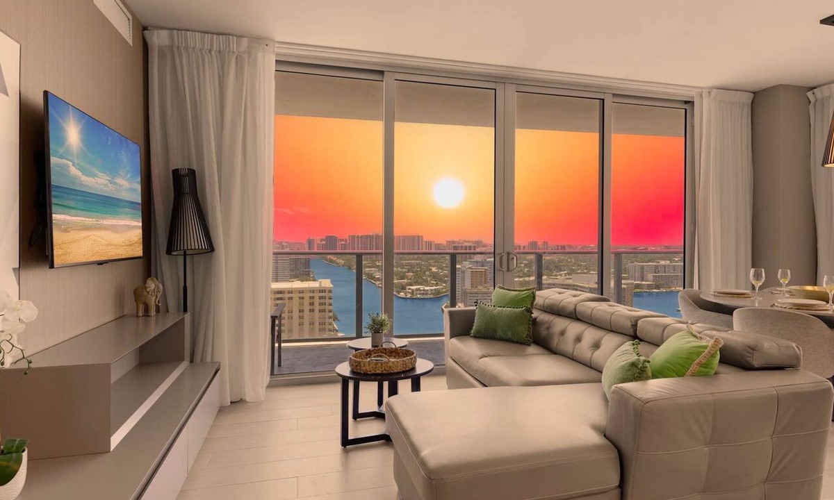 Hollywood South Central Beach Condo | Luxury 3 Br|Corner Balcony|Panoramic View+ Pools