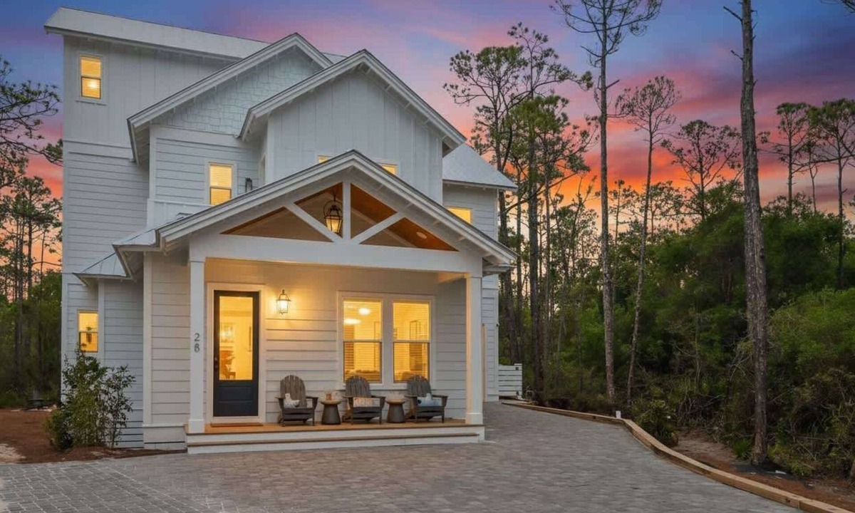 Treetop House | Luxury 30A Gem | 4 Bikes | Huge Deck | Fire Pit