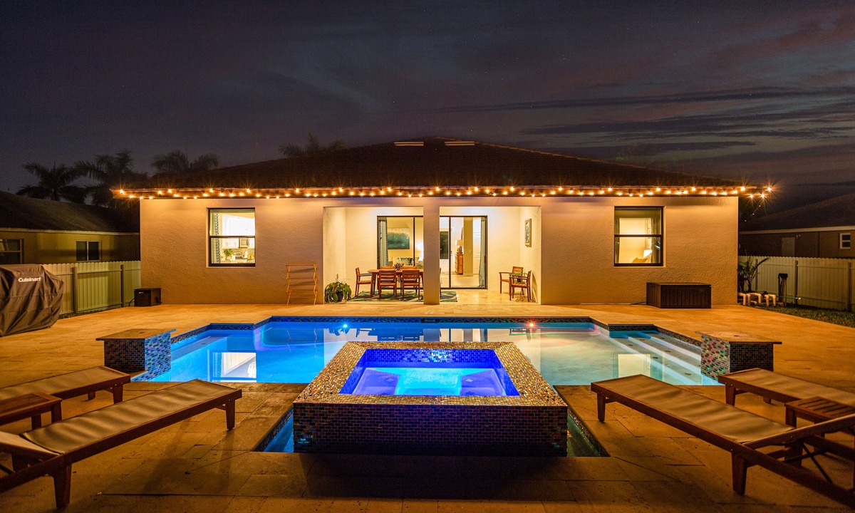 Pelican House | Luxury 4-Bed SWFL Retreat - Pool, Hot Tub & Bikes