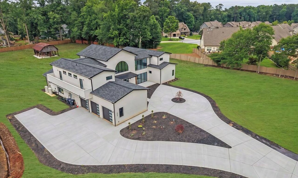 Clarkdale House | Luxury 4-bedroom home with 2 kitchens, hot tub, and gym: Group & Family Retreats