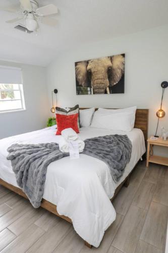 Edgewood House | Luxury 4BR, Sleeps 12, Heated Pool, Near Universal Studios