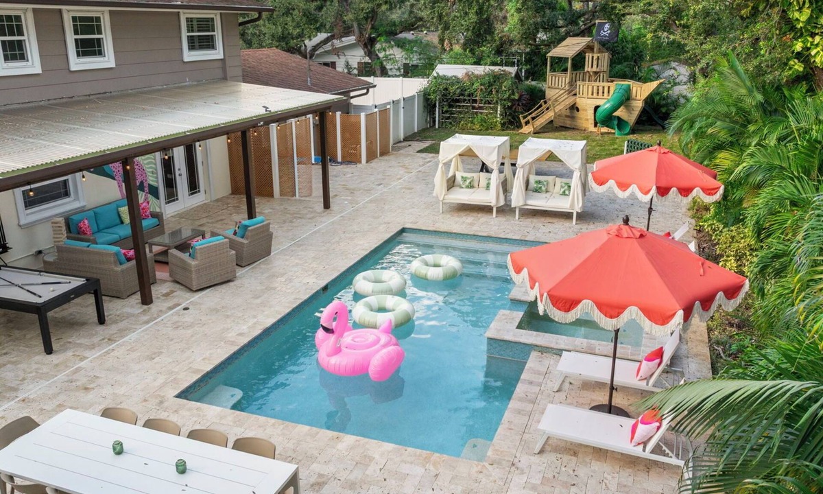 Clearwater House | Luxury 5BR w 7 beds + Mini Golf + Heated Pool + Game Room