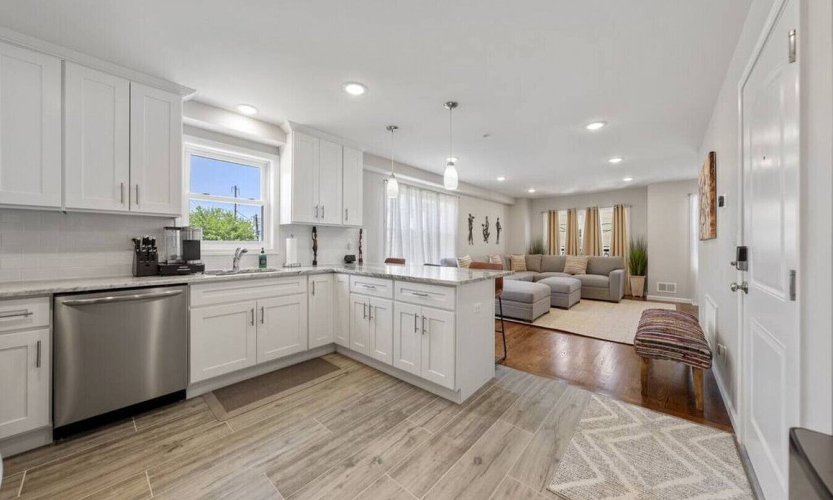 Newark Villa | Luxury 7BR Group Retreat that Sleeps 20 | 2 Kitchens | Near NYC + EWR