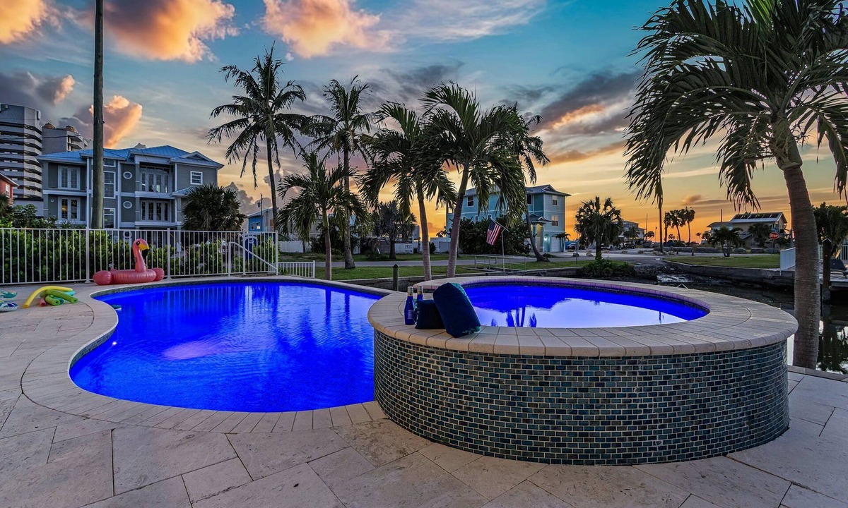 Fort Myers Beach House | Luxury Beach Home, Gulf Access, Pool Table, Heated Pool & Spa - Summer Wind - Roelens