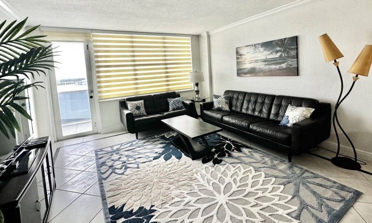 Hollywood South Central Beach Condo | Luxury Beachfront Condo 2 Parking Fast WiFi Walk to Dining & Shops