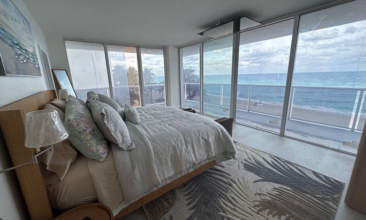 Hollywood South Central Beach Condo | Luxury Beachfront Living:Modern 2-Bdr Condo with Stunning ocean views, Hollywood