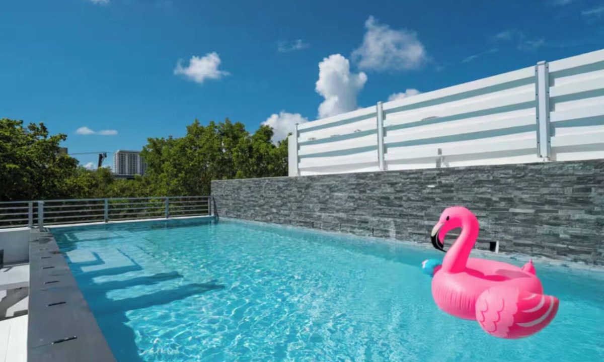 The Roads House | Luxury Brickell Home, Rooftop Pool, BBQ, City Lights