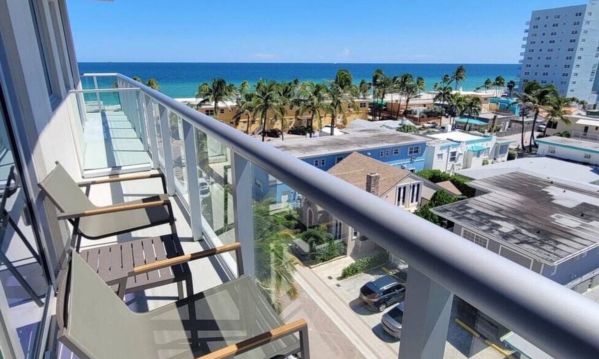 Hollywood Condo | Luxury Condo/Wake Up Watching The Ocean-CS43