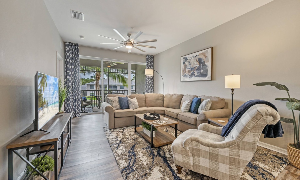 Naples Condo | Luxury GreenLinks Condo: Top Rated Golf, Resort Pool,LakeView - close to beaches