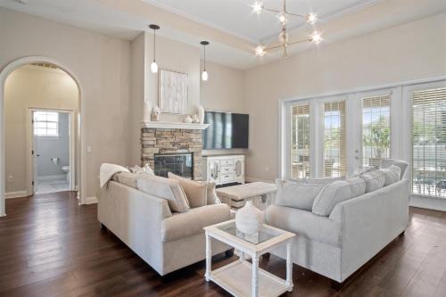 Lakeland House | Luxury Heated Pool Home, 85 inch TV, King bed