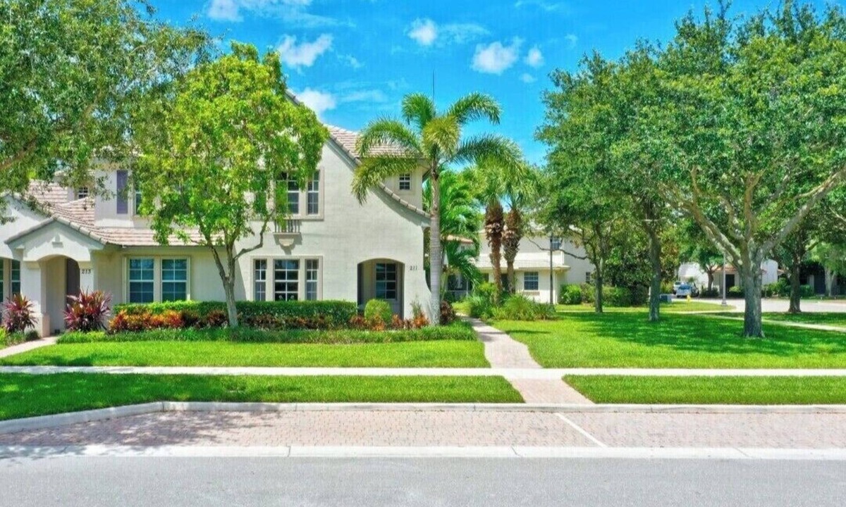 Palm Beach Gardens Condo | Luxury Lakeview Condo in Resort Community: 3BR Retrea: 4 month minimum