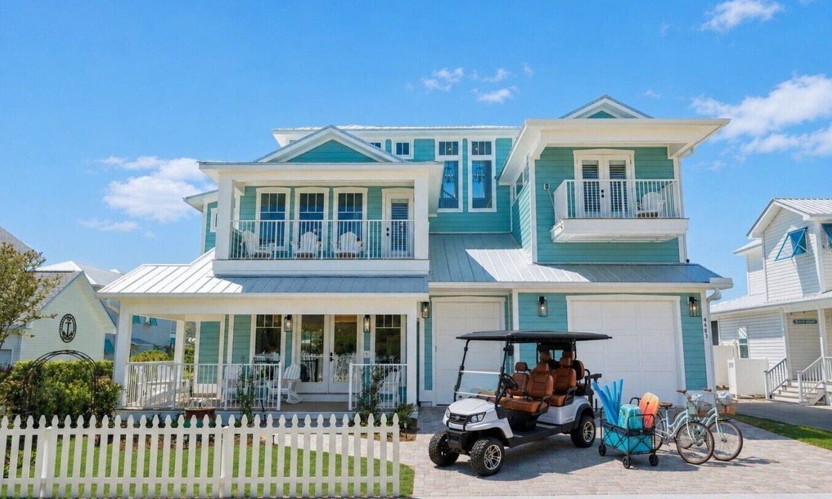 Crystal Beach House | Luxury New Build Golf Cart Included Steps to Pool & Beach Sleeps 11