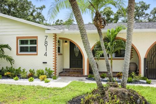 Bearss Plaza House | Luxury Oasis Retreat Pickleball Pool Spa Billiard Gaming
