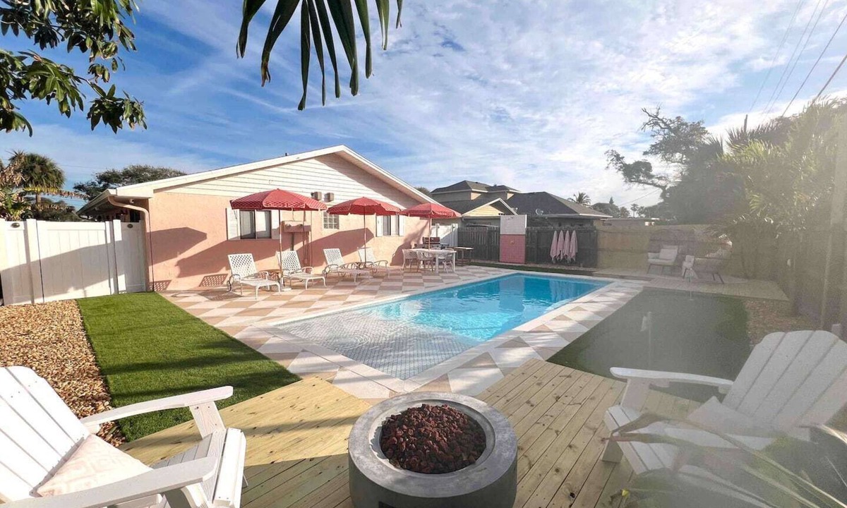 Port Canaveral Villa | Luxury Pool House 3 Blocks from the Beach, Saltwater Pool, Outdoor Oasis, firepit, sunlounge's, mini putt and close to all the area has to offer.